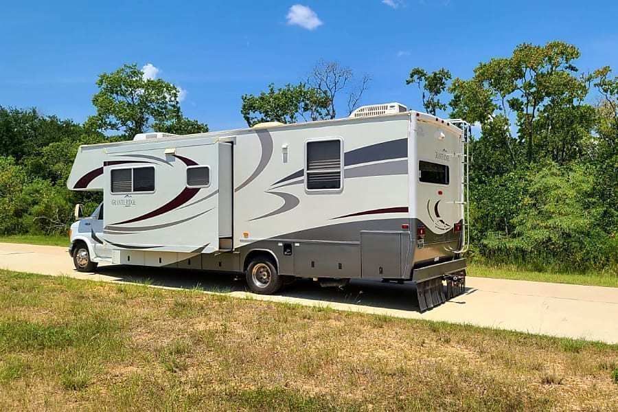 Photo 8 - 2006 Jayco Class C Motorhome rental photo 10
