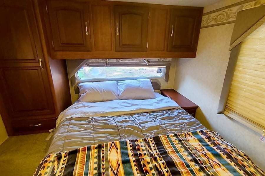 Photo 9 - 2006 Jayco Class C Motorhome rental photo 11