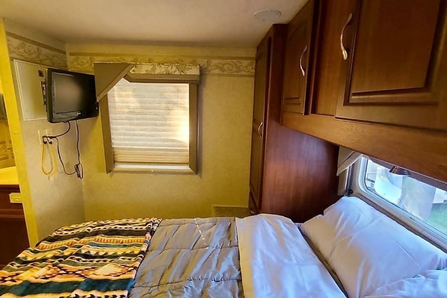 Photo 10 - 2006 Jayco Class C Motorhome rental photo 12