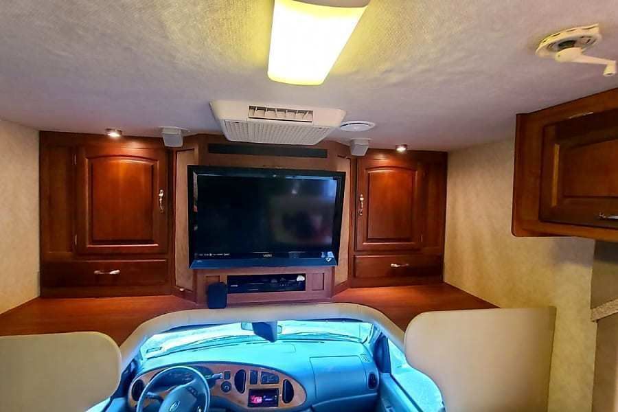 Photo 11 - 2006 Jayco Class C Motorhome rental photo 13