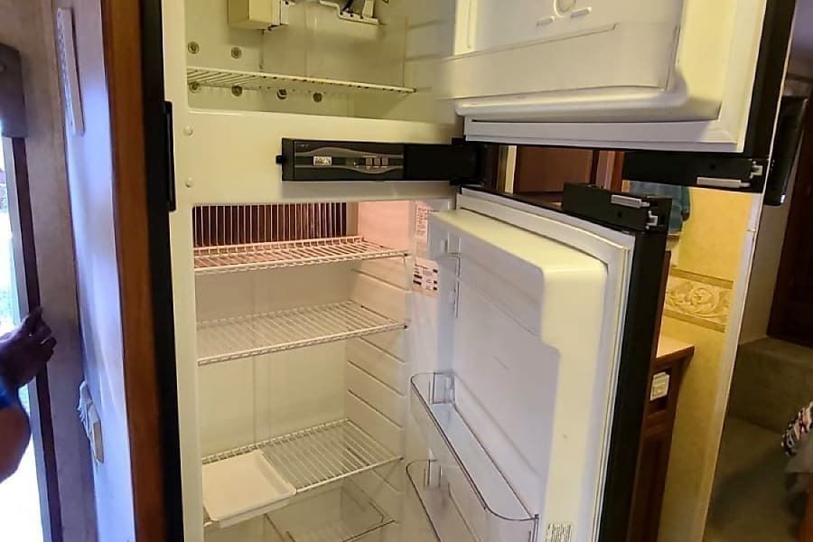 Photo 13 - 2006 Jayco Class C Motorhome rental photo 15