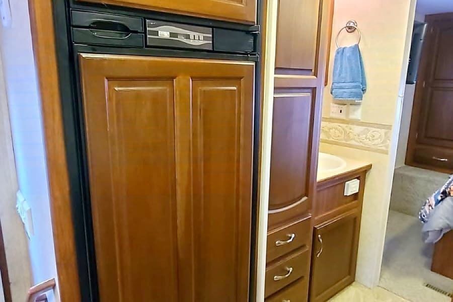 Photo 16 - 2006 Jayco Class C Motorhome rental photo 18