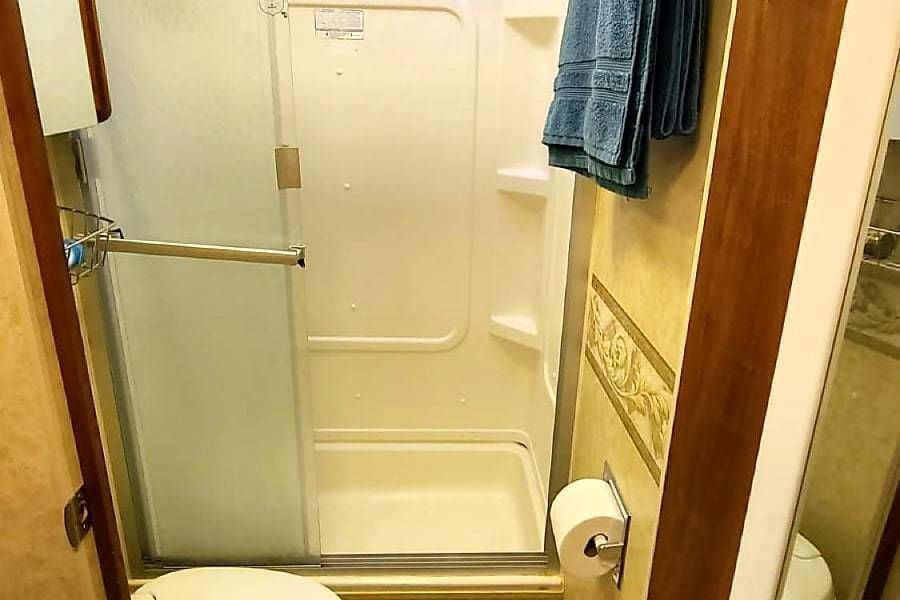 Photo 19 - 2006 Jayco Class C Motorhome rental photo 21