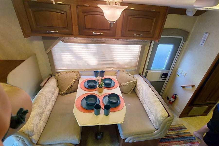 Photo 20 - 2006 Jayco Class C Motorhome rental photo 22