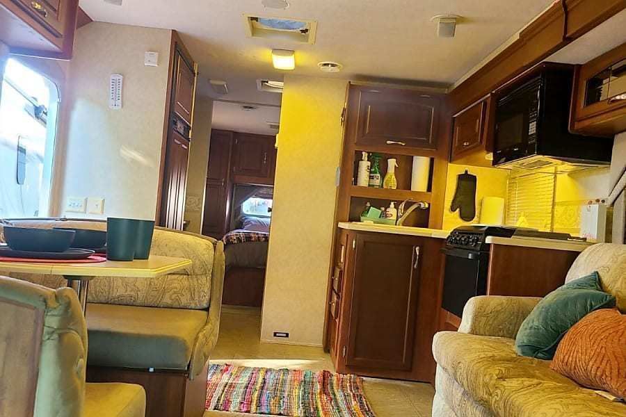 Photo 23 - 2006 Jayco Class C Motorhome rental photo 25