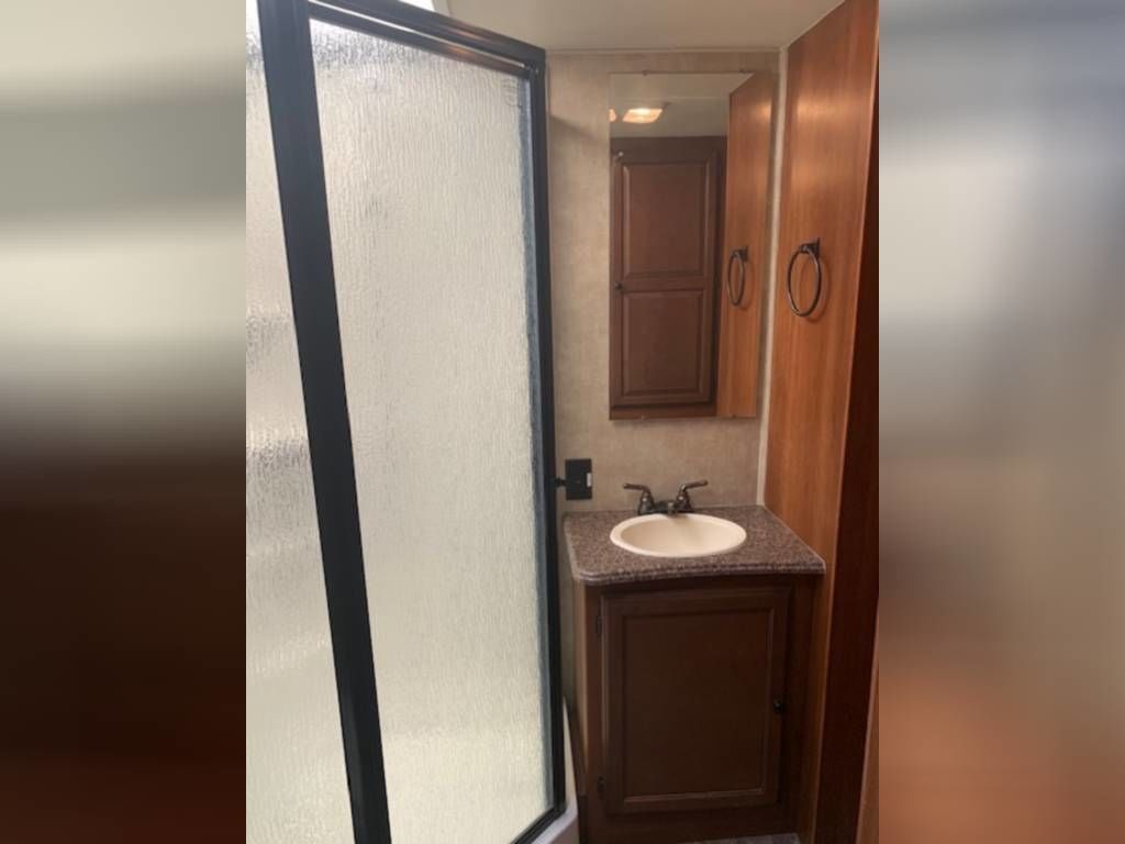 Photo 4 - 2015 Coachmen Class C Motorhome rental photo 11