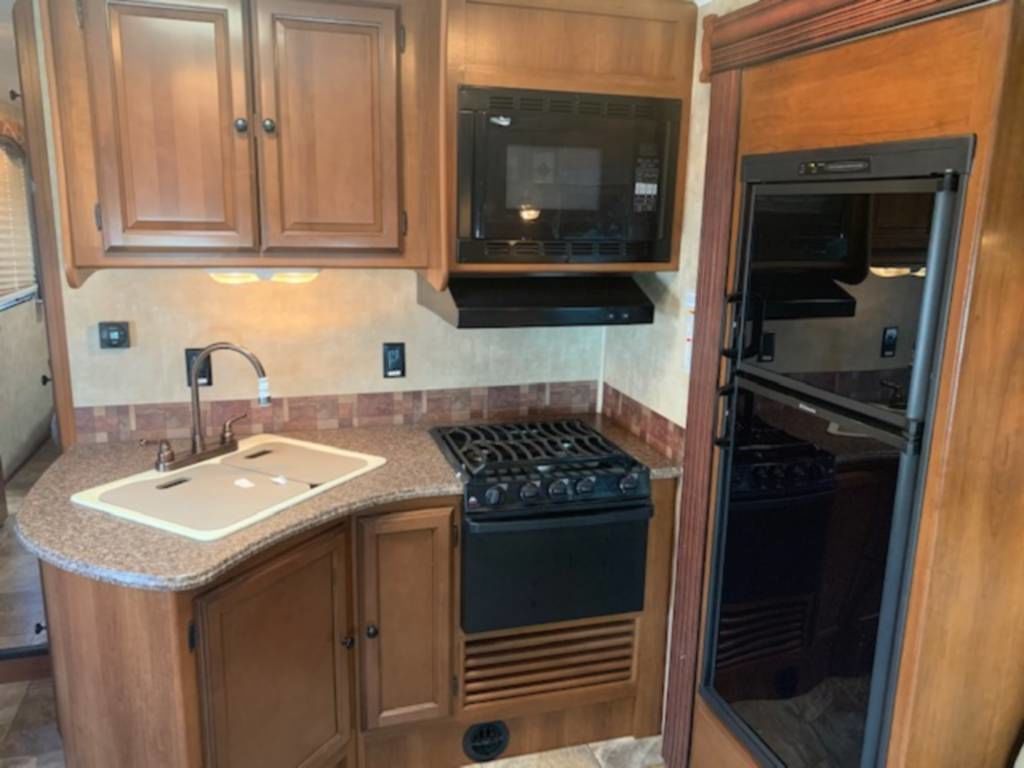 Photo 4 - 2015 Coachmen Class C Motorhome rental photo 12