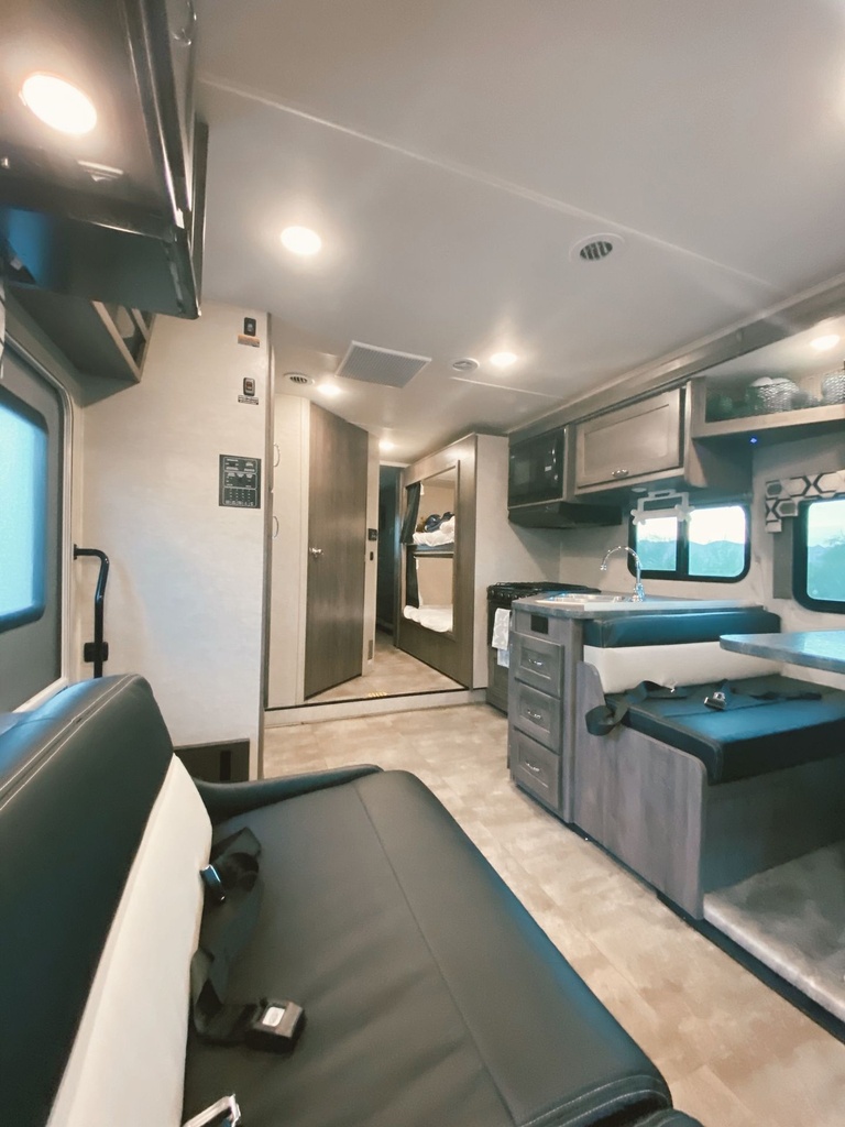 Photo 2 - 2017 Winnebago Class C Motorhome rental photo 4