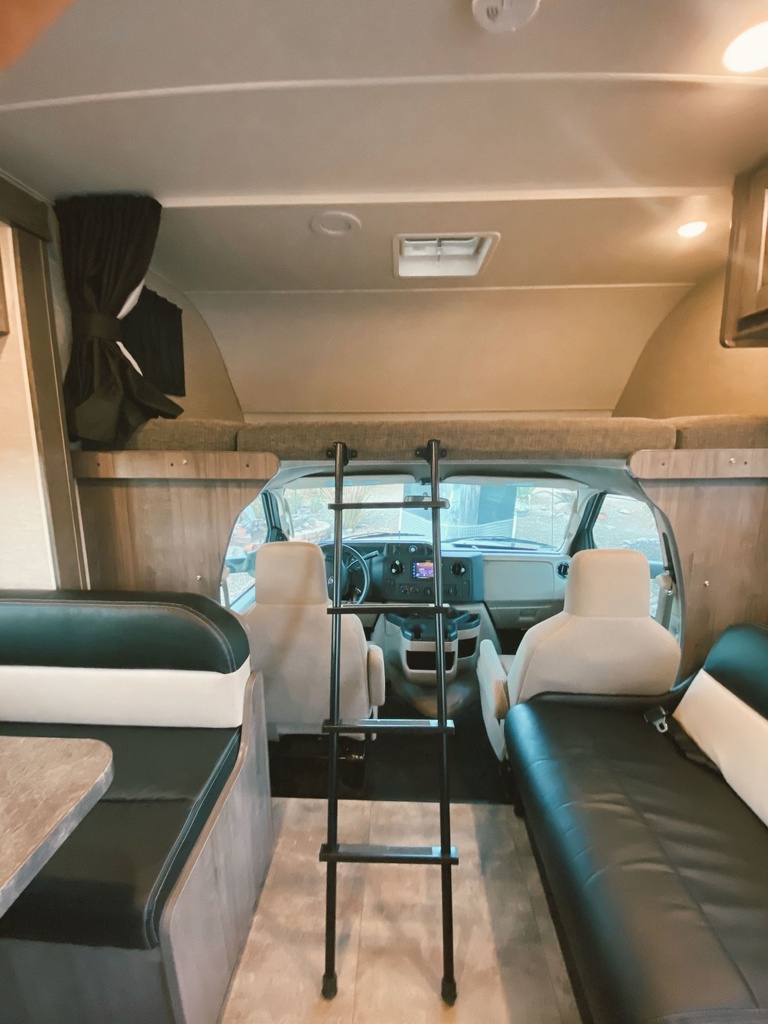 Photo 10 - 2017 Winnebago Class C Motorhome rental photo 12