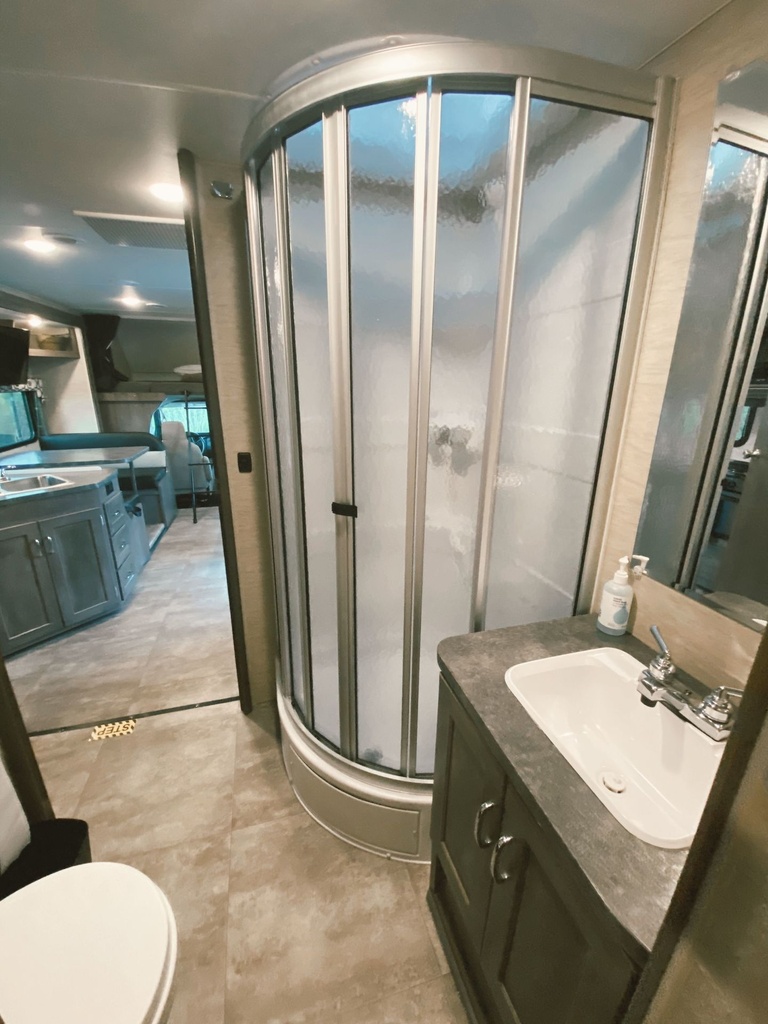 Photo 11 - 2017 Winnebago Class C Motorhome rental photo 13