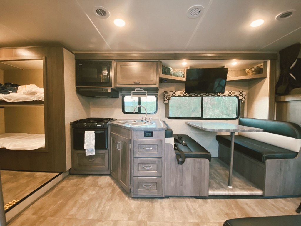 Photo 12 - 2017 Winnebago Class C Motorhome rental photo 14