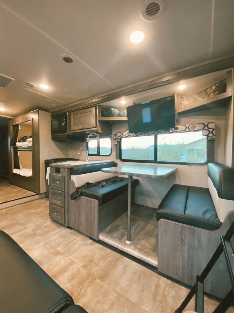 Photo 14 - 2017 Winnebago Class C Motorhome rental photo 16