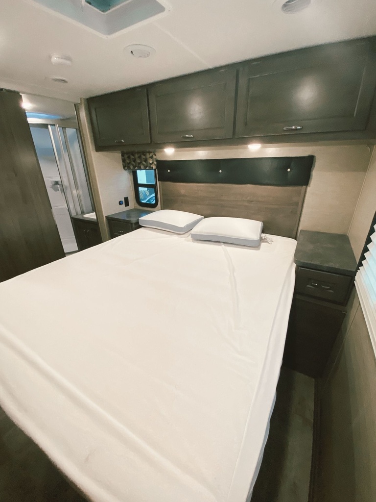 Photo 16 - 2017 Winnebago Class C Motorhome rental photo 18