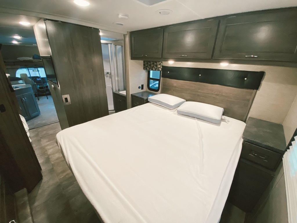 Photo 17 - 2017 Winnebago Class C Motorhome rental photo 19