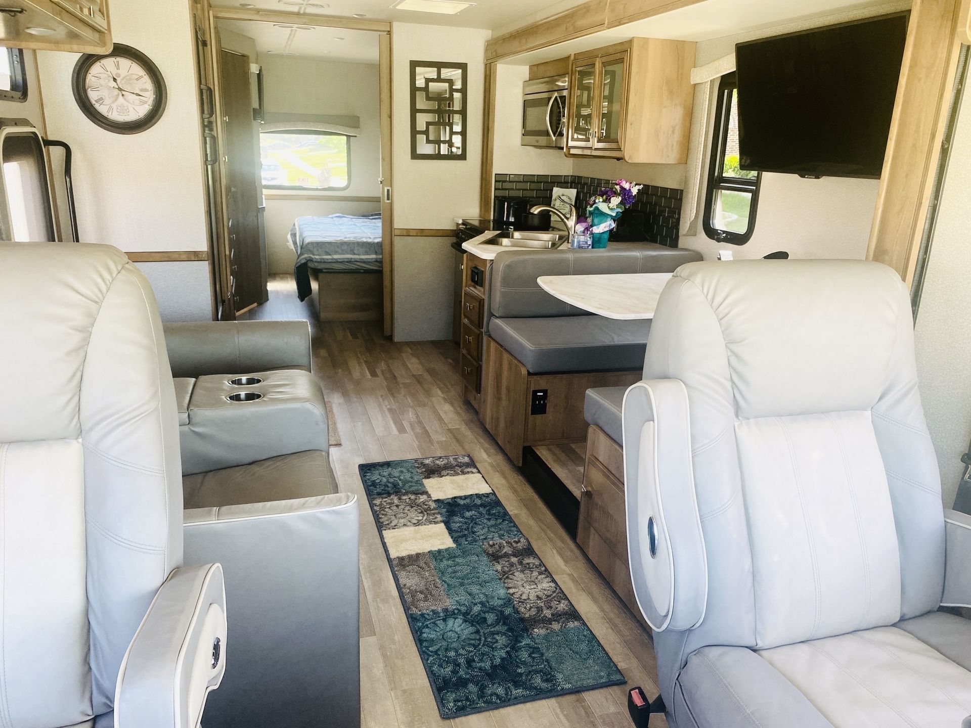 Photo 6 - 2019 Fleetwood Class A Motorhome rental photo 8