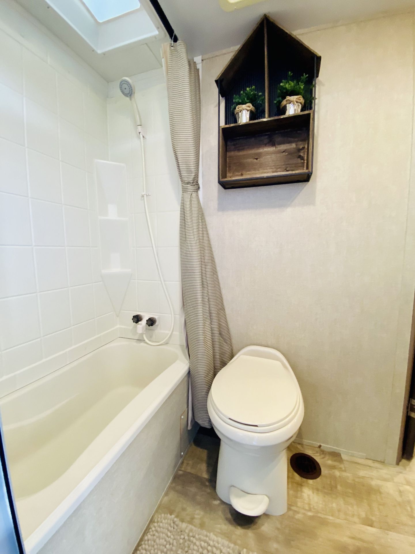 Photo 14 - 2019 Gulf Stream Travel Trailer rental photo 16