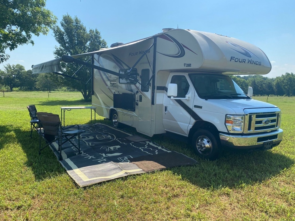 Photo 2 - 2019 Thor Motor Coach Class C Motorhome rental photo 4