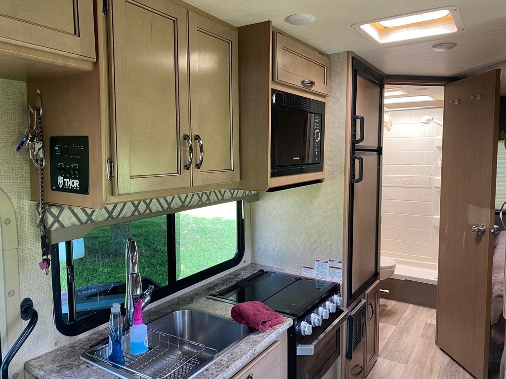 Photo 12 - 2019 Thor Motor Coach Class C Motorhome rental photo 14