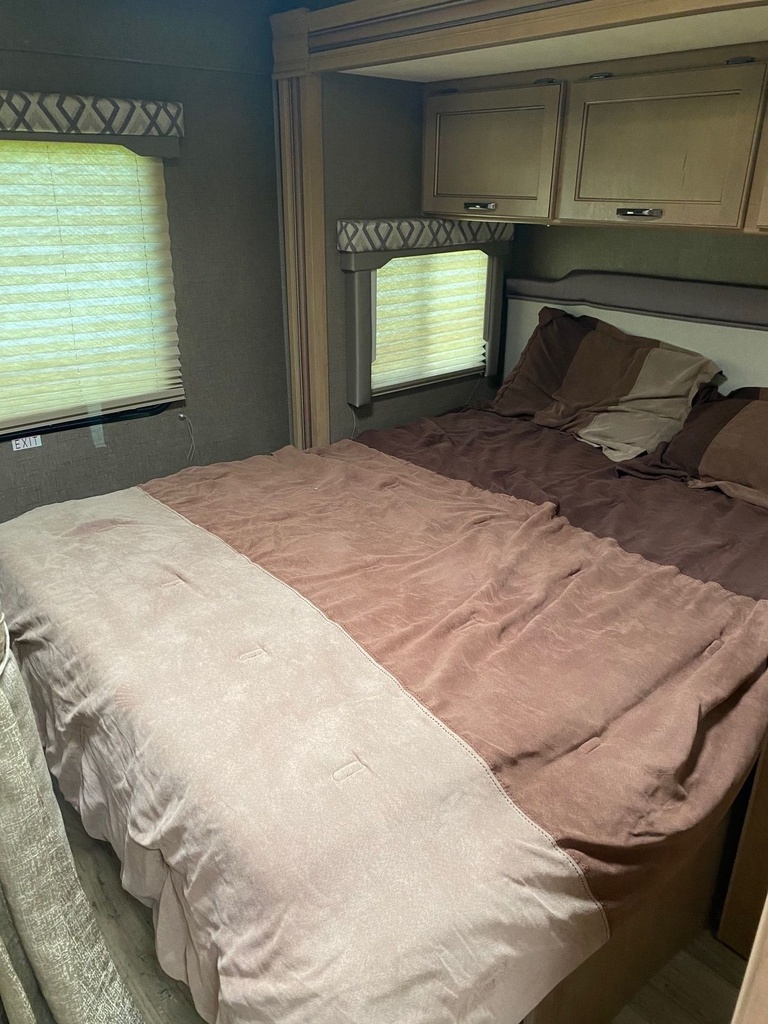 Photo 13 - 2019 Thor Motor Coach Class C Motorhome rental photo 15