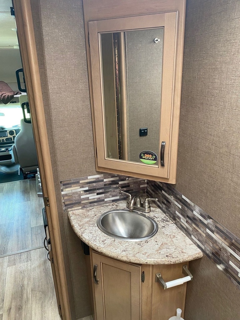Photo 14 - 2019 Thor Motor Coach Class C Motorhome rental photo 16
