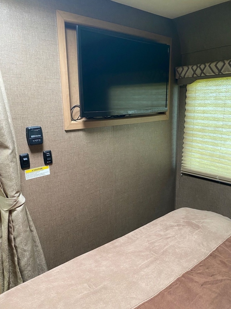 Photo 18 - 2019 Thor Motor Coach Class C Motorhome rental photo 20