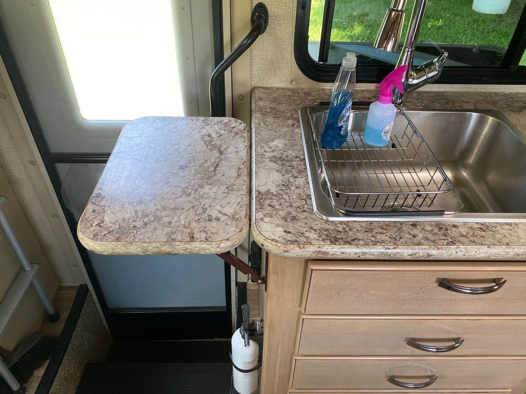 Photo 26 - 2019 Thor Motor Coach Class C Motorhome rental photo 28