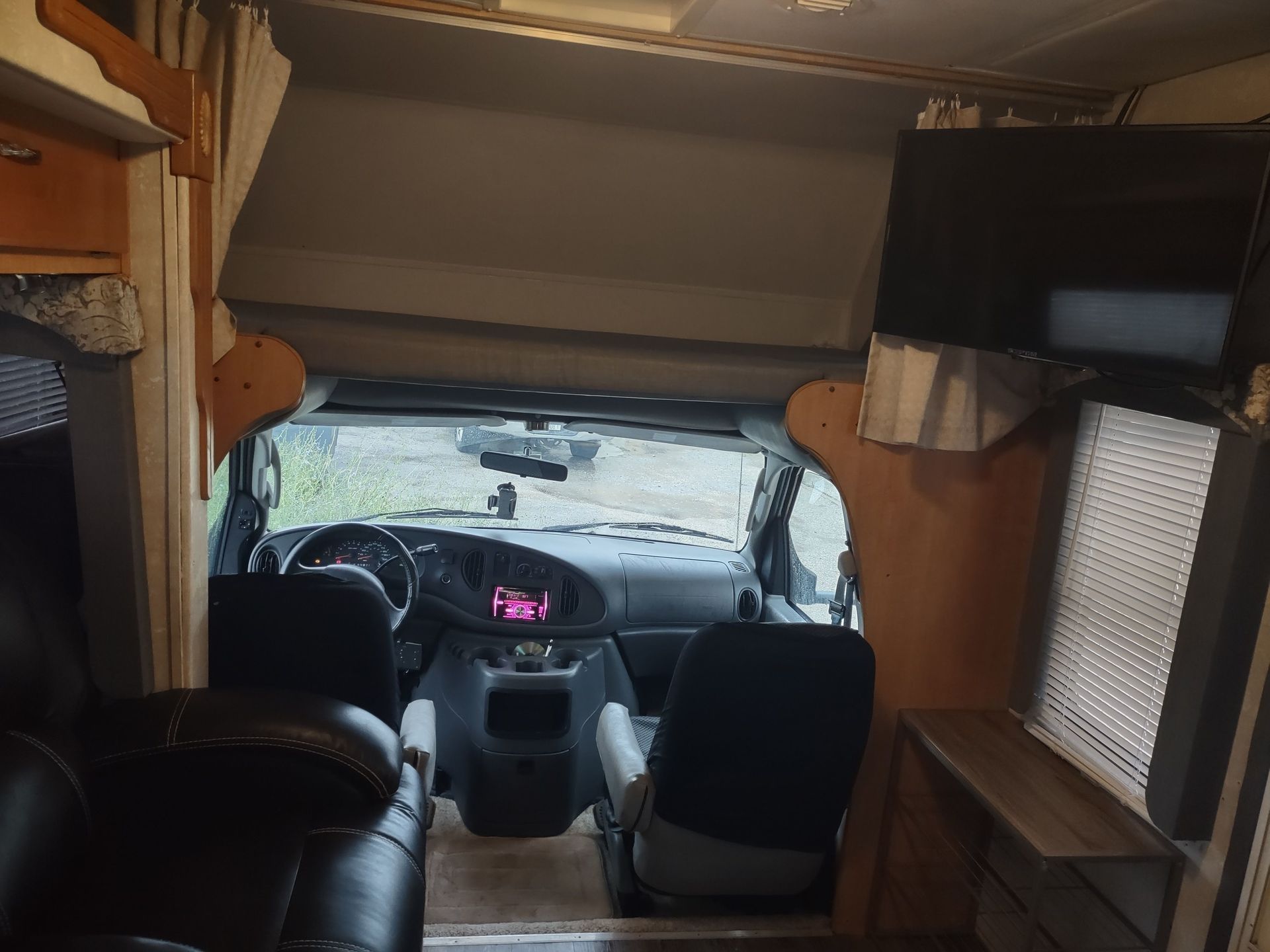 Photo 8 - 2005 Forest River Class C Motorhome rental photo 10