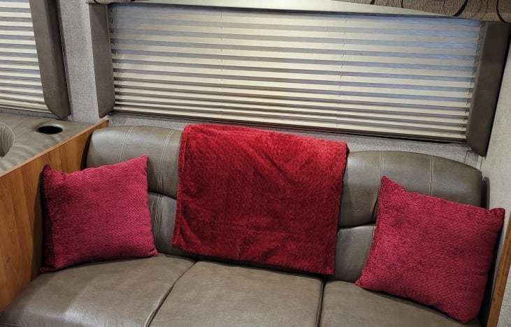 Photo 7 - 2019 Ford Class C Motorhome rental photo 9
