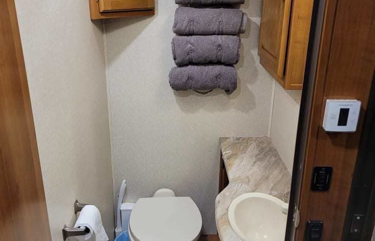 Photo 14 - 2019 Ford Class C Motorhome rental photo 16