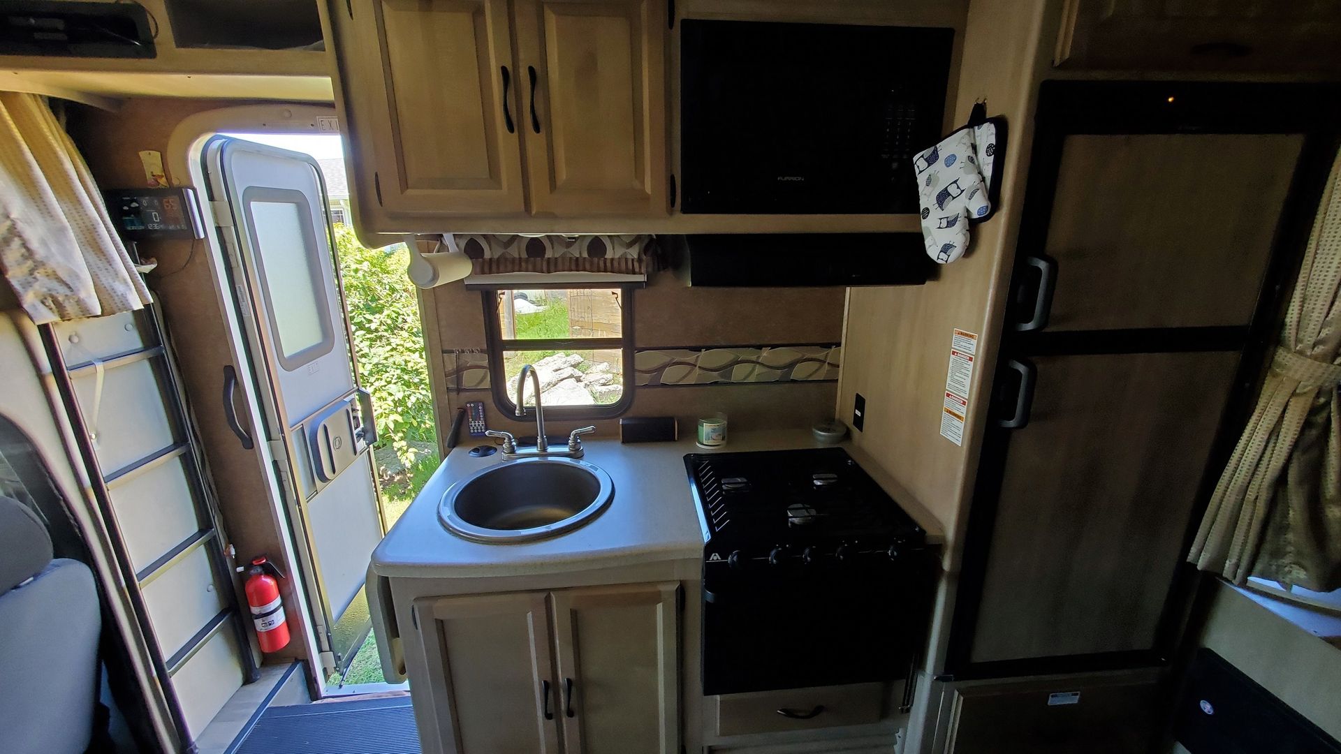 Photo 7 - 2015 Mercedes-Benz Class C Motorhome rental photo 9