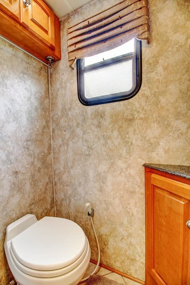 Photo 9 - 2007 Alpine Class A Motorhome rental photo 14