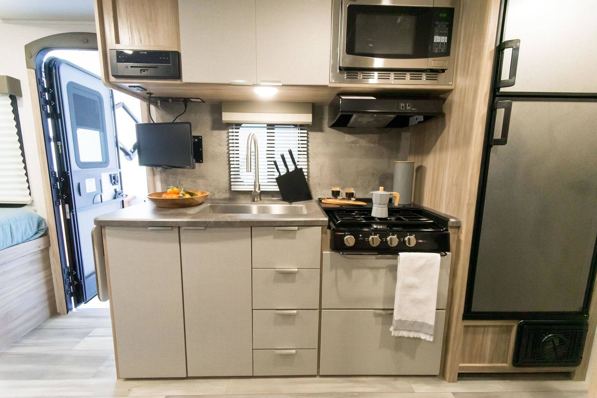 Photo 13 - 2021 Winnebago Micro Minnie Travel Trailer rental photo 15