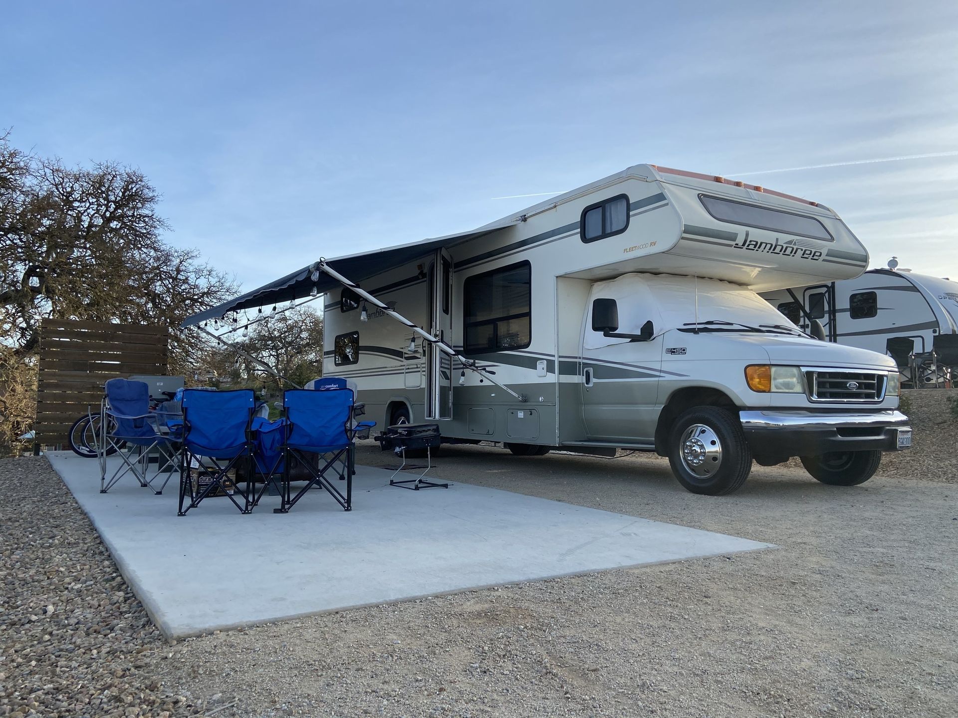 Photo 1 - 2004 Fleetwood Class C Motorhome rental photo 3