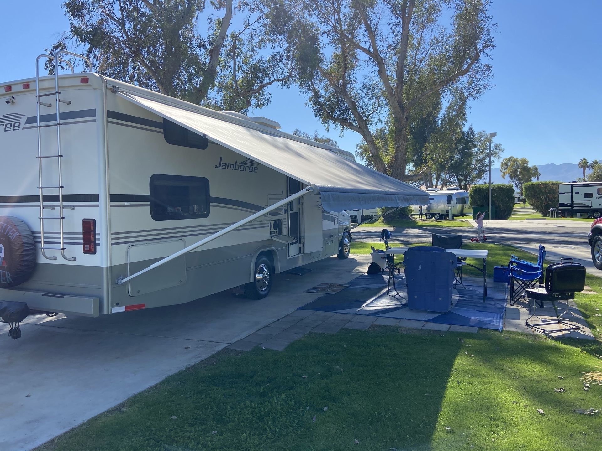 Photo 2 - 2004 Fleetwood Class C Motorhome rental photo 4