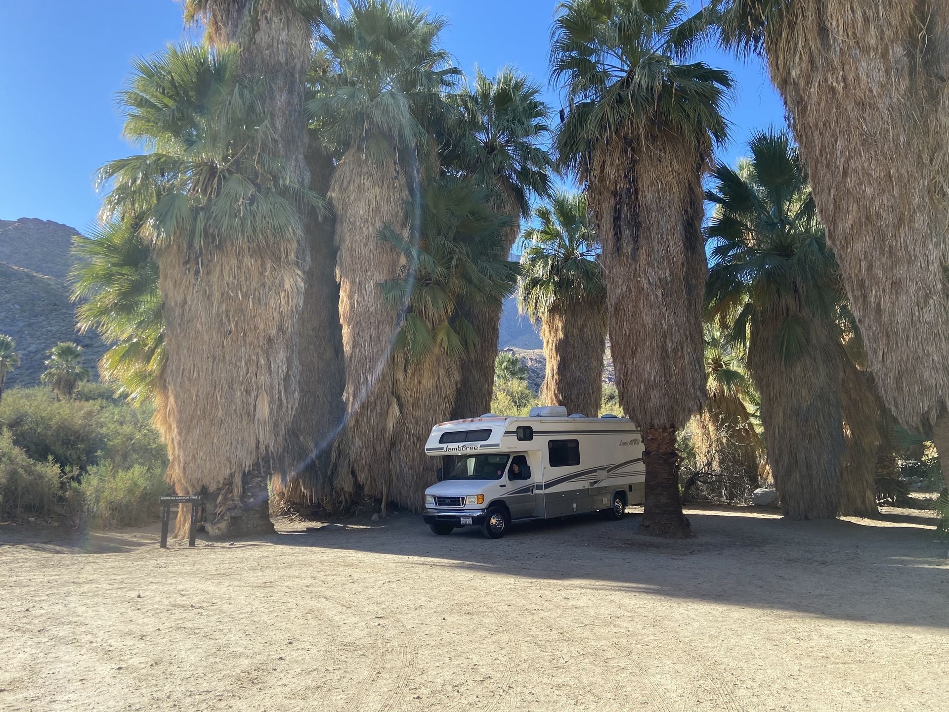 Photo 5 - 2004 Fleetwood Class C Motorhome rental photo 7