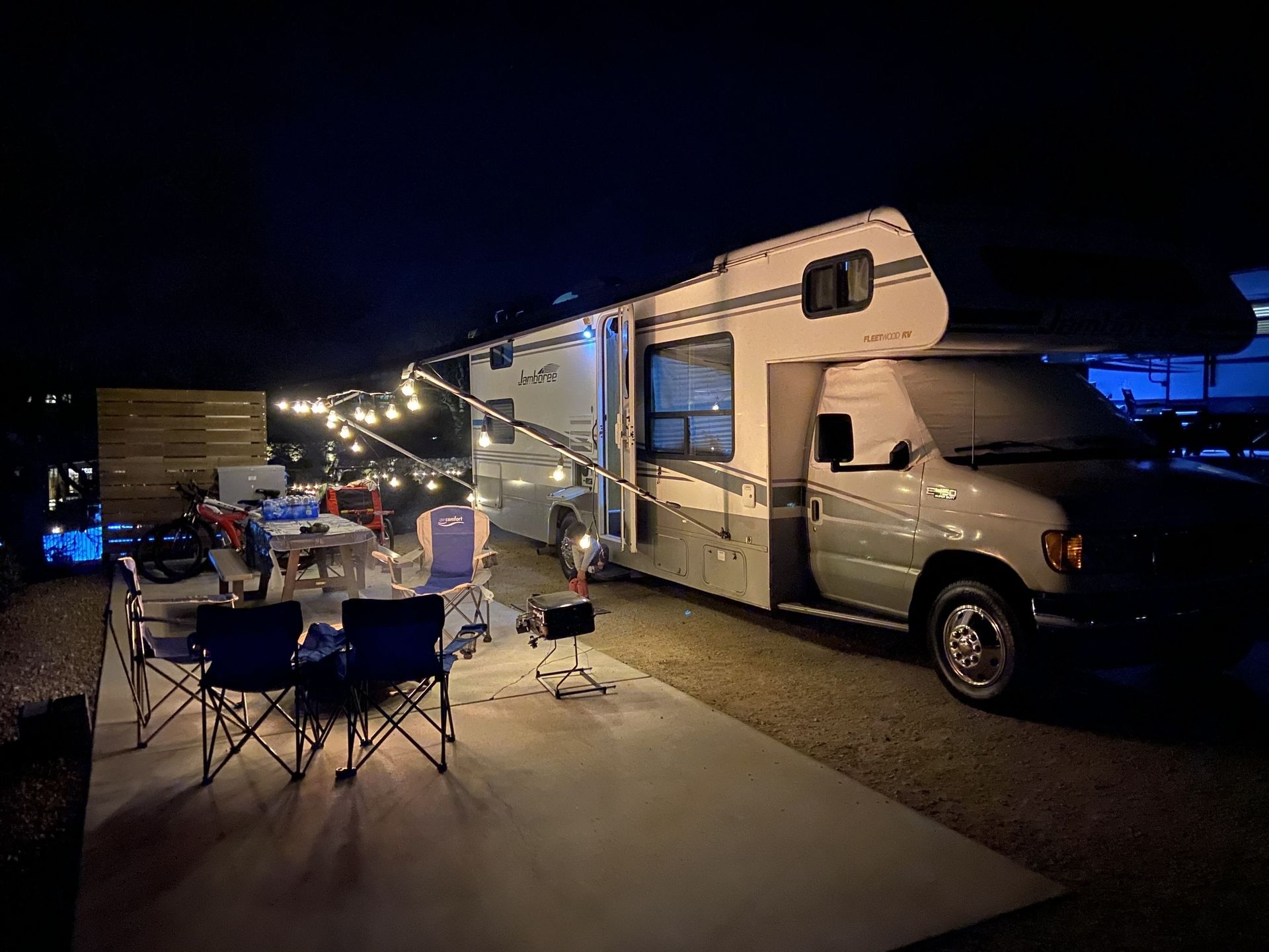 Photo 6 - 2004 Fleetwood Class C Motorhome rental photo 8