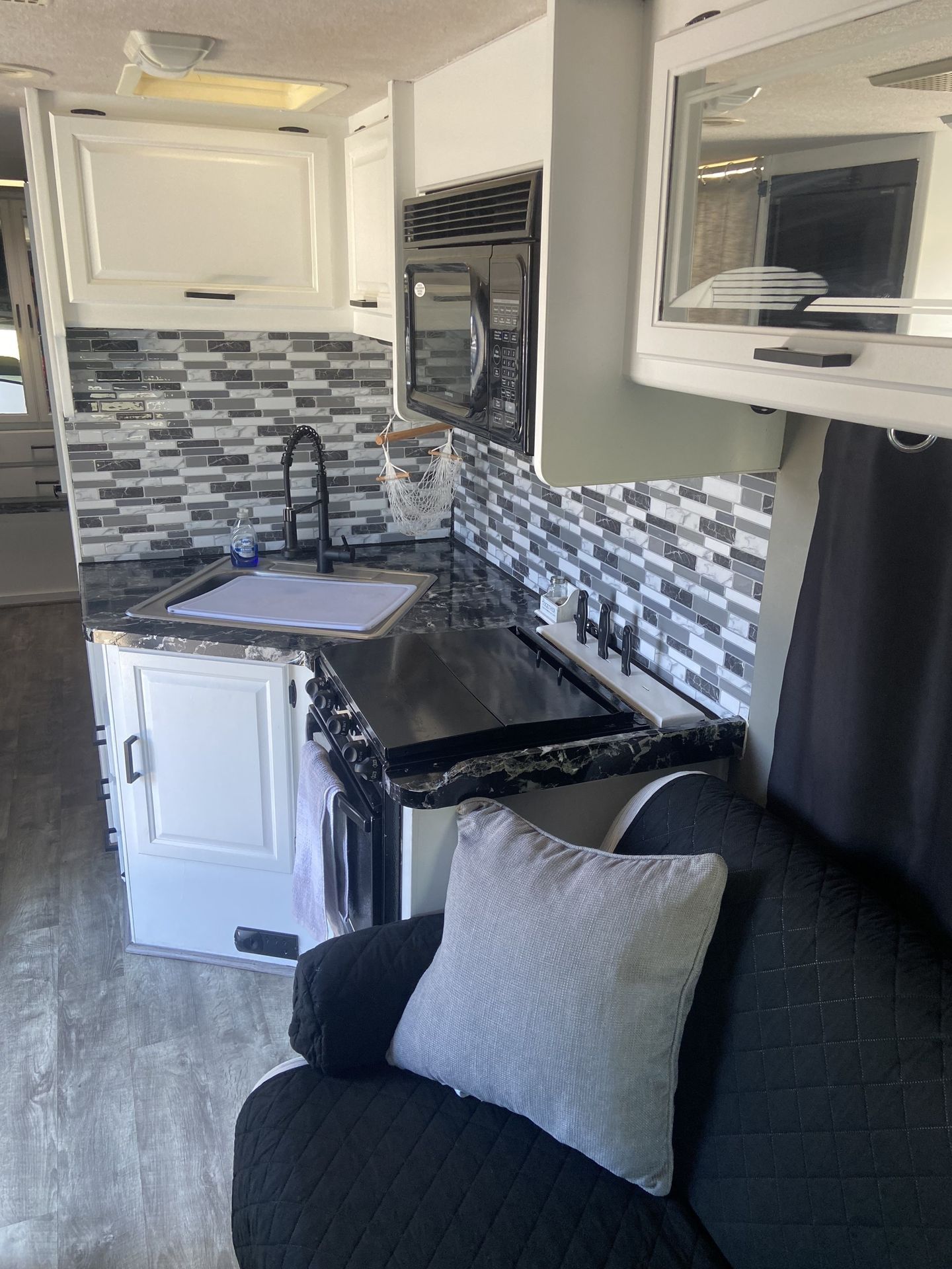 Photo 14 - 2004 Fleetwood Class C Motorhome rental photo 16