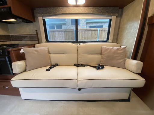 2015 Winnebago Winnie Minnie 31 HP Class C Motorhome for rent in Prosper, TX