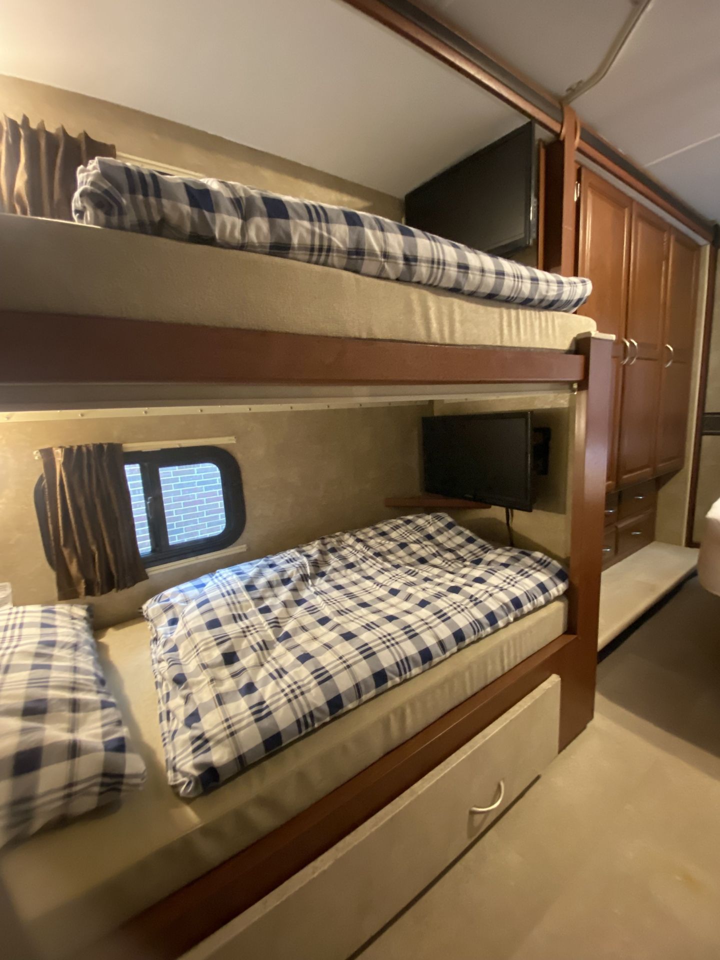 Photo 4 - 2015 Winnebago Class C Motorhome rental photo 6