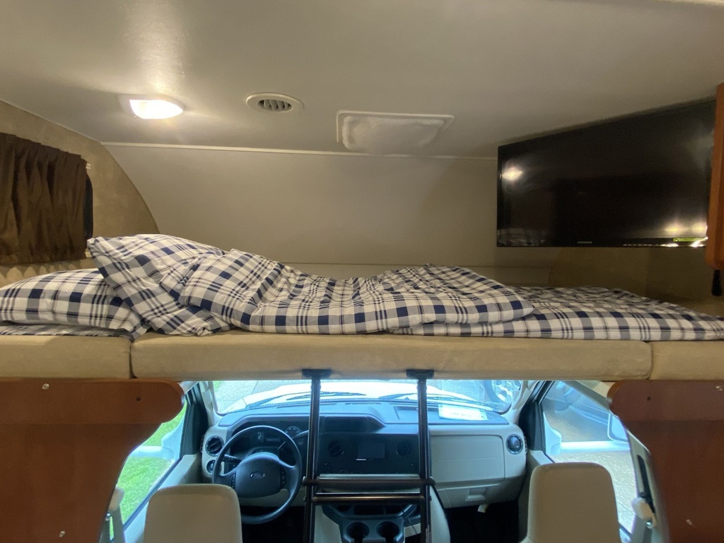 Photo 6 - 2015 Winnebago Class C Motorhome rental photo 8