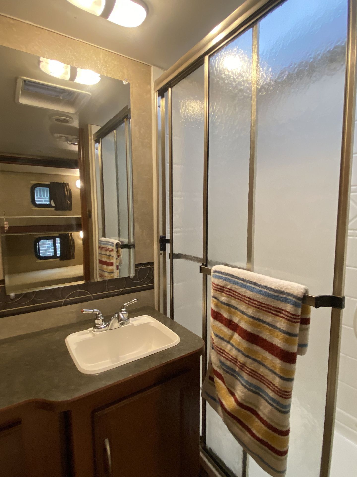 Photo 7 - 2015 Winnebago Class C Motorhome rental photo 9