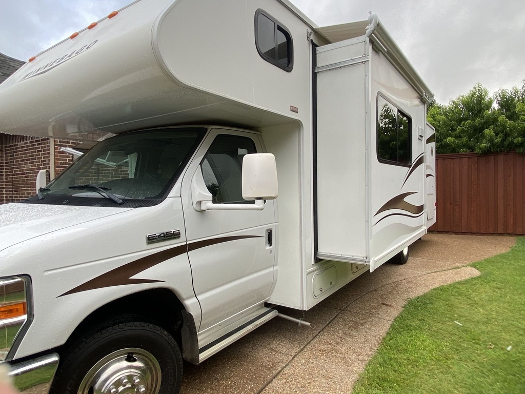 Photo 15 - 2015 Winnebago Class C Motorhome rental photo 17