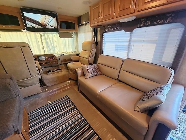 Photo 5 - 2007 Thor Class A Motorhome rental photo 7