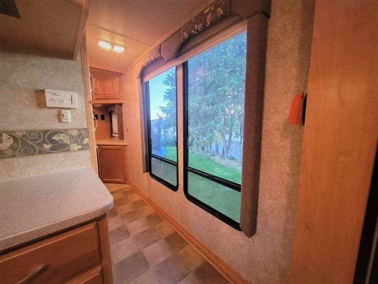 Photo 11 - 2007 Thor Class A Motorhome rental photo 13