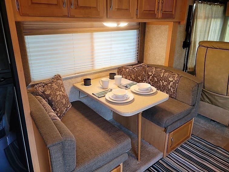 Photo 12 - 2007 Thor Class A Motorhome rental photo 14