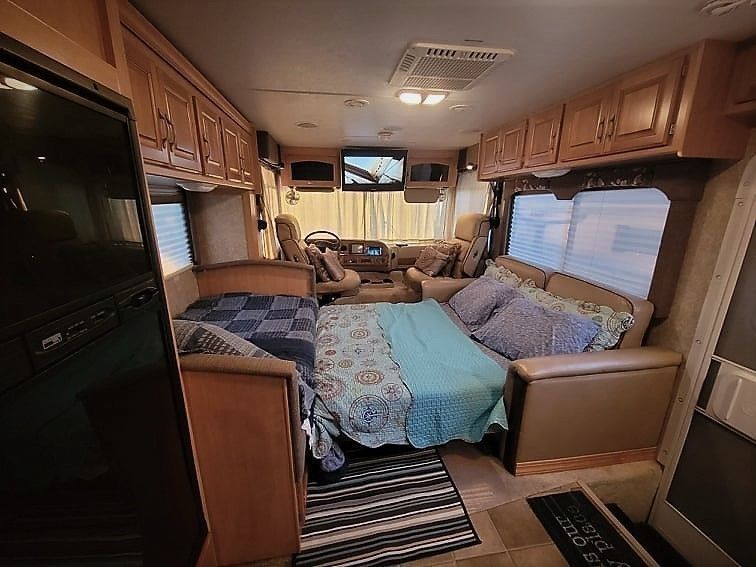 Photo 16 - 2007 Thor Class A Motorhome rental photo 18