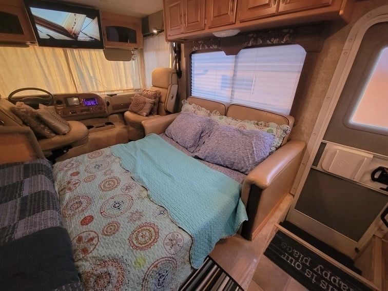 Photo 17 - 2007 Thor Class A Motorhome rental photo 19