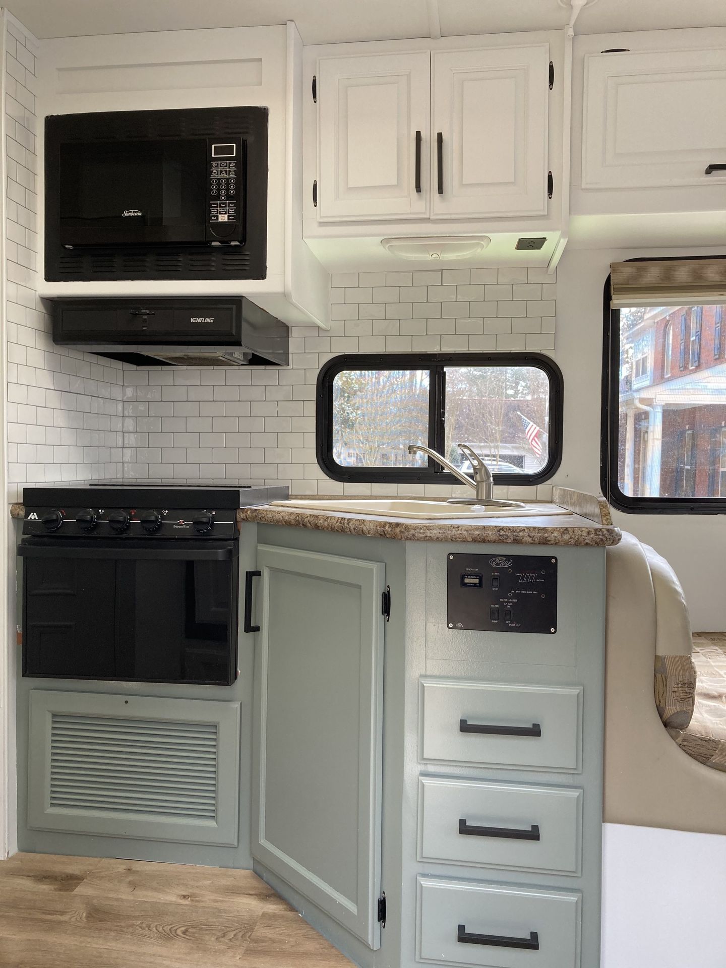 Photo 2 - 2010 Thor Motor Coach Class C Motorhome rental photo 4