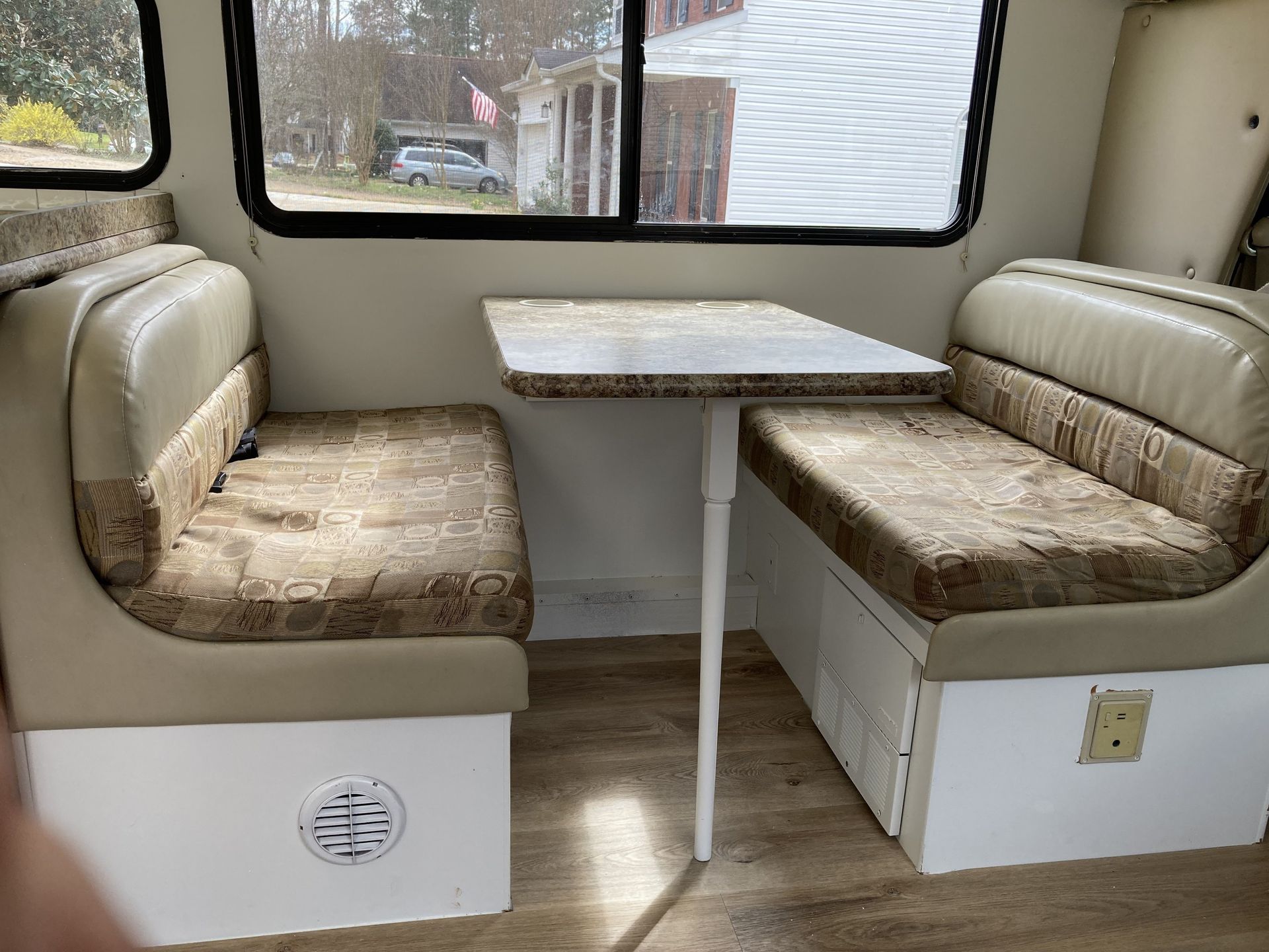 Photo 8 - 2010 Thor Motor Coach Class C Motorhome rental photo 10