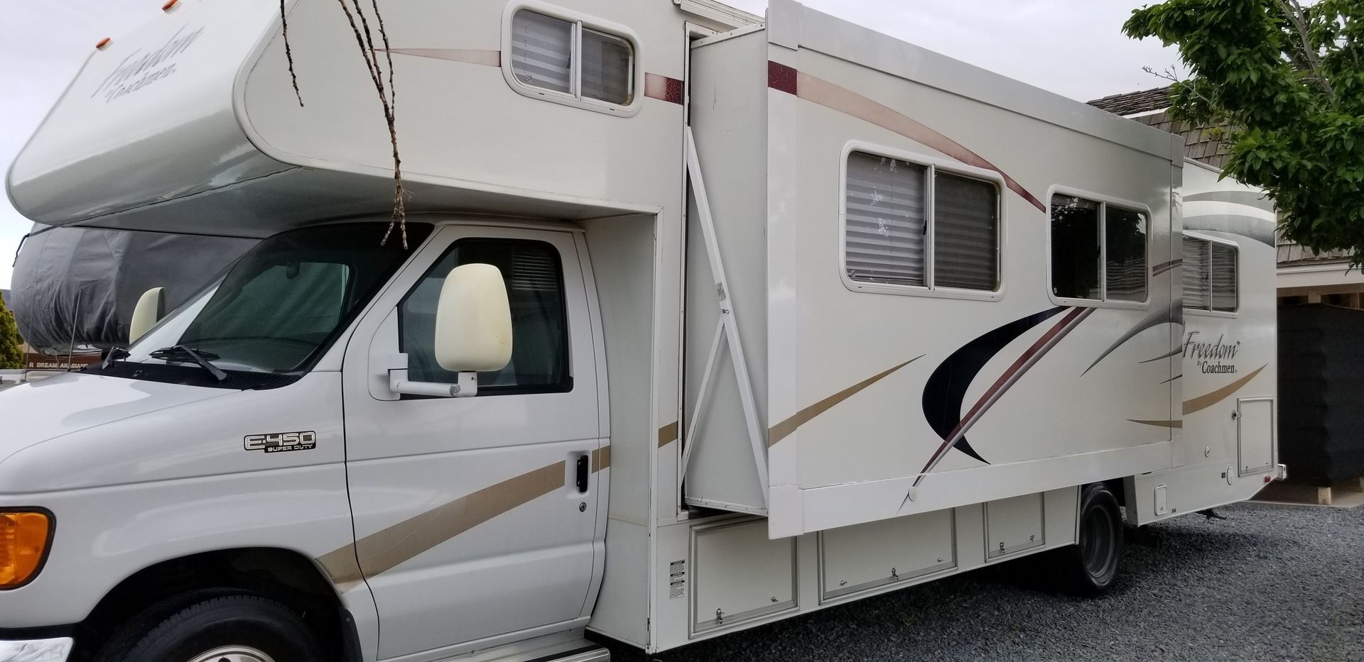 Photo 0 - 2006 Coachmen Class C Motorhome rental photo 2